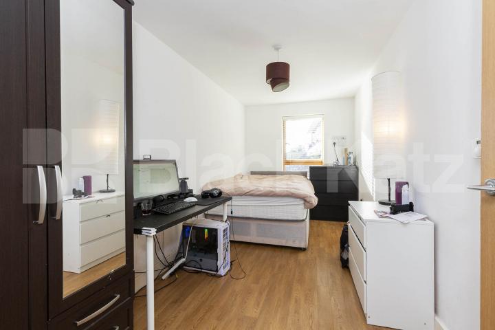Modern 2 bedroom 2 bathroom property with large balcony  Mildmay Avenue , Newington Green 